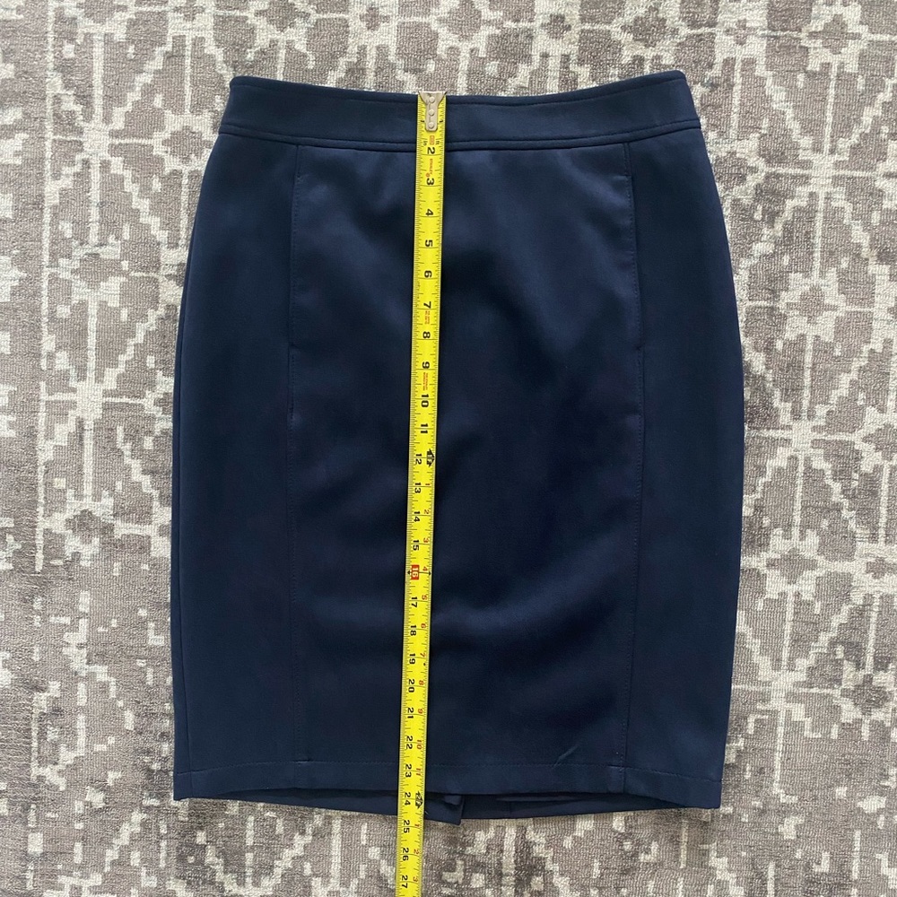 EUC Ann Taylor Loft 8 navy pencil skirt, pockets, faux suede, lined, back slit - Picture 6 of 14